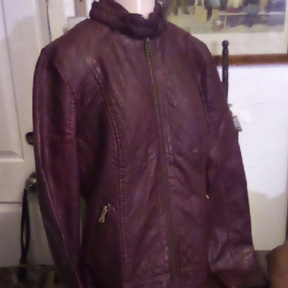 Guess Los Angeles Medium Size Leather Look Fall Textured Lined Zippered Jacket.